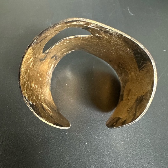 Unique handmade artisan freeform distressed brass cuff - Picture 4 of 6